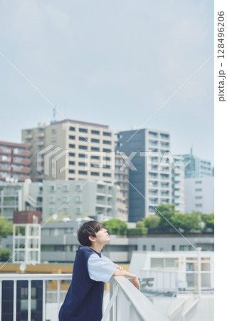 マンションのベランダに立つ男性 128496206