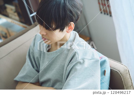 マンションで過ごす若い男性 128496217