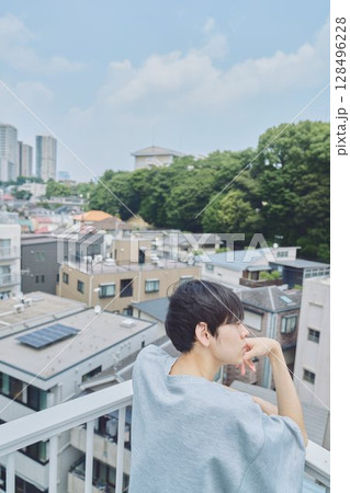 マンションのベランダに立つ男性 マンションのベランダに立つ男性 128496228