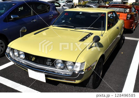 駐車場に並んだ乗用車(トヨタ・セリカ 初代） 128496585
