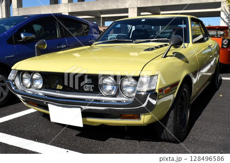 駐車場に並んだ乗用車(トヨタ・セリカ 初代） 128496586