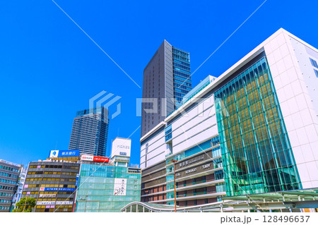 日本の横浜都市景観 7月9日。横浜駅やタワーマンションなどを望む 日本の横浜都市景観 7月9日。横浜駅やタワーマンションなどを望む 128496637