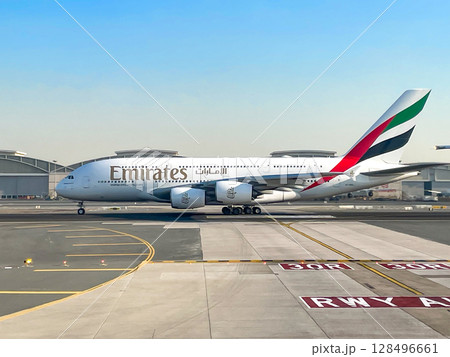 ドバイ空港で滑走路に向かうエミレーツ航空機A380 ドバイ空港で滑走路に向かうエミレーツ航空機A380 128496661