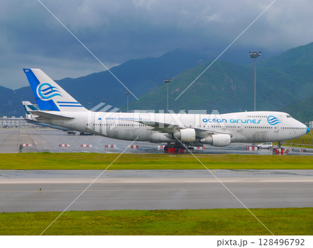 香港チェックラップコック空港に到着したオーシャンエアラインズB747 香港チェックラップコック空港に到着したオーシャンエアラインズB747 128496792