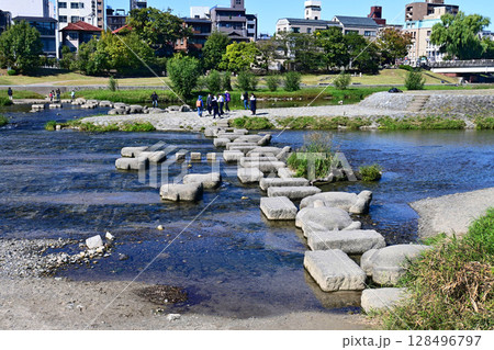 秋晴れの京都市下鴨 出町の飛び石 秋晴れの京都市下鴨 出町の飛び石 128496797