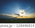 夕日に照らされる草原 128496814