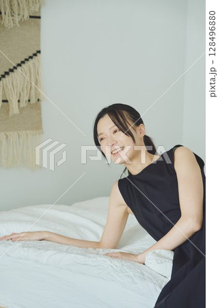 ベッドに座る女性 128496880