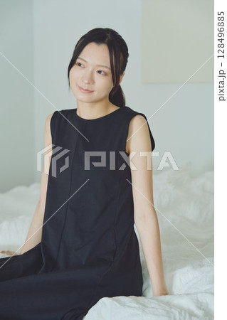 ベッドに座る女性 128496885