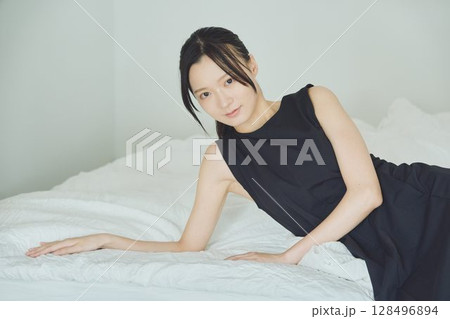 ベッドに座る女性 128496894