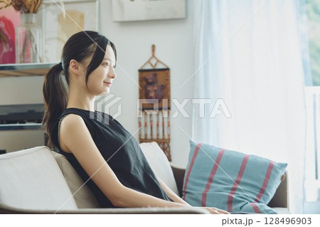 リビングでソファに座る女性 128496903