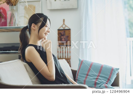 リビングでソファに座る女性 128496904