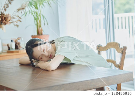 自宅でテレワーク中に疲れを癒す女性 128496916