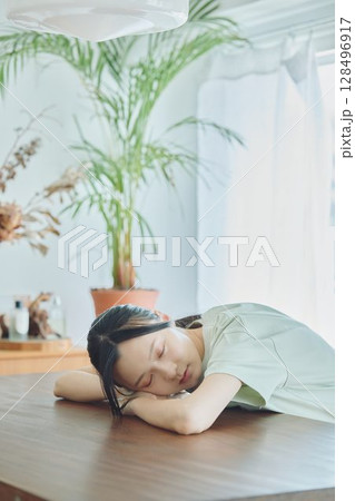 自宅でテレワーク中に疲れを癒す女性 128496917