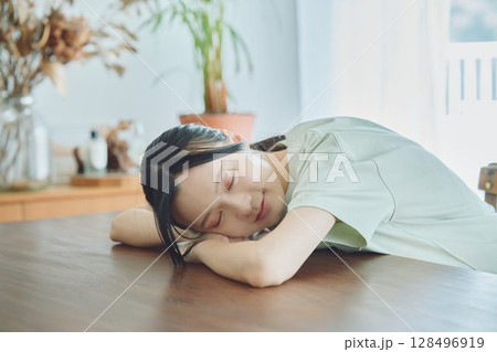 自宅でテレワーク中に疲れを癒す女性 自宅でテレワーク中に疲れを癒す女性 128496919