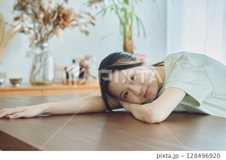 自宅でテレワーク中に疲れを癒す女性 128496920