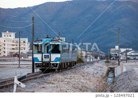 【牟岐線】早朝の霜が降りた田園区間を走行する特急列車 【牟岐線】早朝の霜が降りた田園区間を走行する特急列車 128497021
