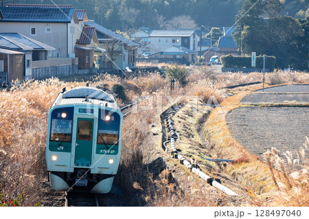 【牟岐線】田園地帯を駆け抜ける普通列車 【牟岐線】田園地帯を駆け抜ける普通列車 128497040