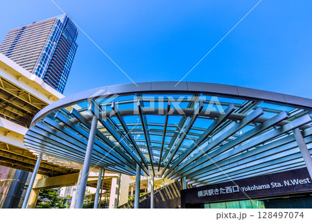 日本の横浜都市景観 7月9日。横浜駅きた西口やタワーマンションなどを望む 日本の横浜都市景観 7月9日。横浜駅きた西口やタワーマンションなどを望む 128497074