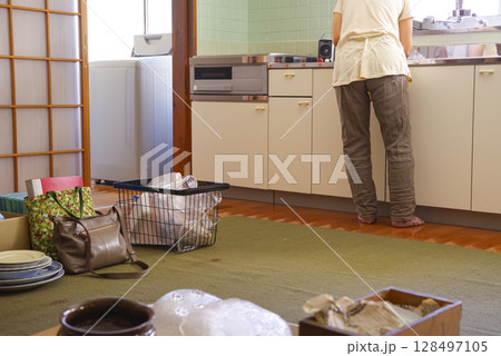 実家の整理をする女性の後ろ姿 128497105