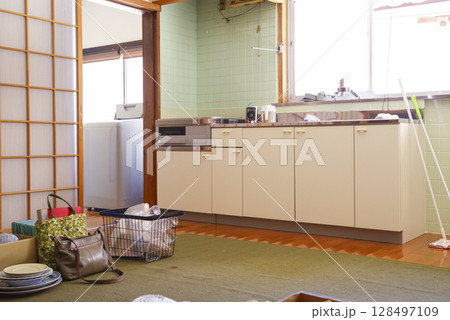 遺品整理が進む昭和の家の風景 128497109