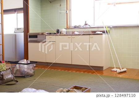 遺品整理が進む昭和の家の風景 遺品整理が進む昭和の家の風景 128497110