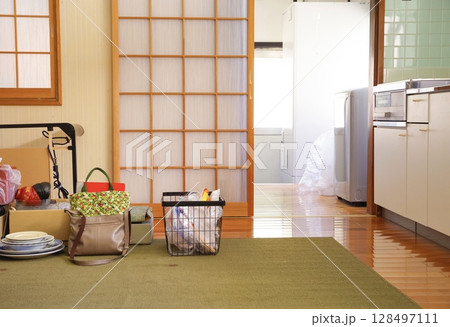 遺品整理が進む昭和の家の風景 128497111