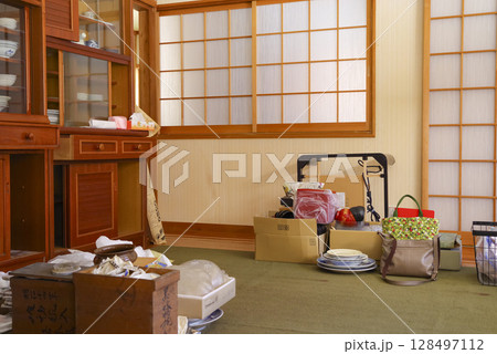 遺品整理が進む昭和の家の風景 128497112