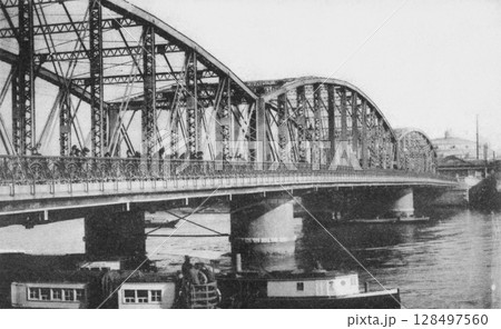 古写真　1914-1918年　東京　両国橋と隅田川 128497560