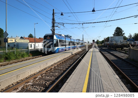 オーストリア　郊外の駅とトラム 128498005