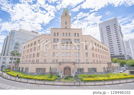 横浜税関(クイーンの塔)と青空 横浜税関(クイーンの塔)と青空 128498102