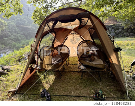 コットで就寝 128498282