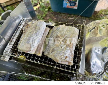 河原で太刀魚ヤキヤキ 河原で太刀魚ヤキヤキ 128498604