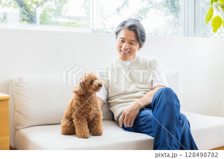 トイプードルとくつろぐミドル男性 128498782