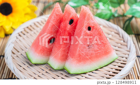 夏の風物詩 カットスイカとひまわり 128498911