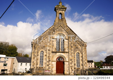 夕日を浴びる教会 128499344