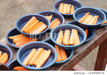 雪が積もる秋吉台自然動物公園、サファリランド、山口県、寒波、ゾウのエサやり 128499419