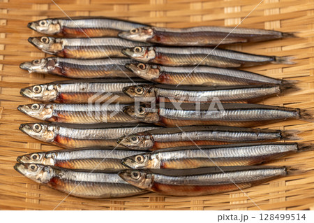 ザルに並べたきびなごの一夜干し 海産物の素材写真 ザルに並べたきびなごの一夜干し 海産物の素材写真 128499514
