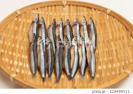 ザルに並べたきびなごの一夜干し 海産物の素材写真 ザルに並べたきびなごの一夜干し 海産物の素材写真 128499521