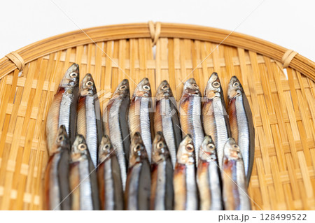 ザルに並べたきびなごの一夜干し　海産物の素材写真 128499522