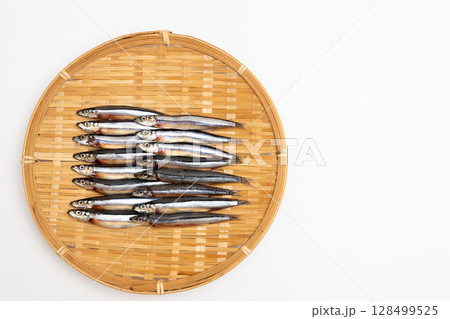 ザルに並べたきびなごの一夜干し　海産物の素材写真 128499525