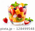 色とりどりのフルーツとミントを添えた冷たいベリーソーダドリンクのビジュアル	 128499548