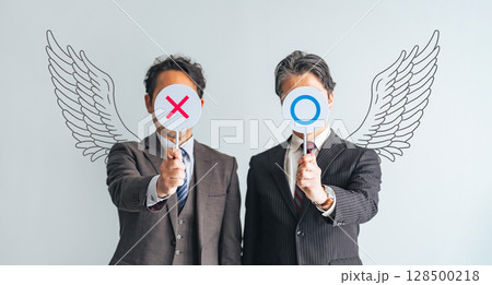 対立する右翼と左翼 128500218