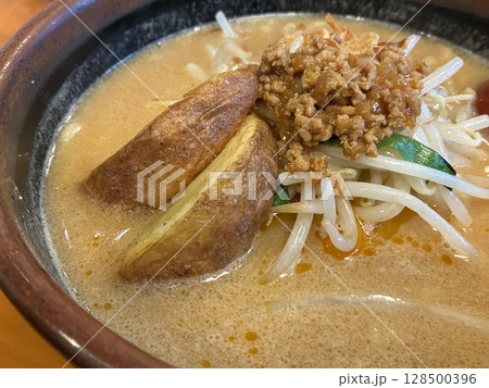 味噌らーめん専門店で食べる「味噌らーめん」 味噌らーめん専門店で食べる「味噌らーめん」 128500396