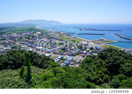 立象山展望台から見るせたな町の町並み、夏！ 128500448