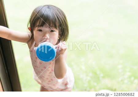 観葉植物と日本人の幼児 観葉植物と日本人の幼児 128500682