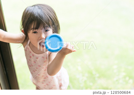 観葉植物と日本人の幼児 観葉植物と日本人の幼児 128500684