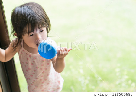 観葉植物と日本人の幼児 観葉植物と日本人の幼児 128500686