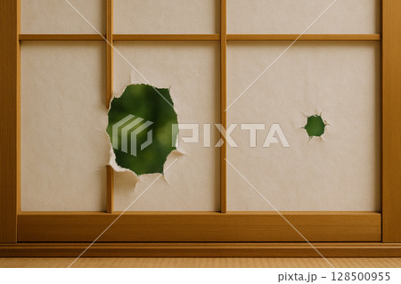 破れた障子のアップ（和室のトラブル・補修前の状態） 128500955