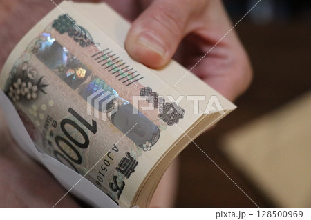 お金　札束　百万円 128500969