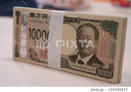 お金　札束　百万円 128500972